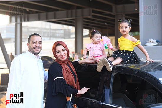 حضور العائلات صلاة العيد فى حدائق القبة