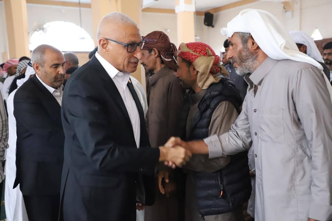 محافظ شمال سيناء يؤدي صلاة عيد الأضحى في الشيخ زويد (1)