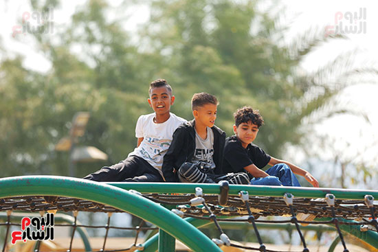 الأطفال يلعبون الأطفال يلعبون