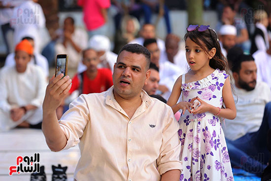 الكبار والأطفال خلال صلاة العيد من مسجد الحسين
