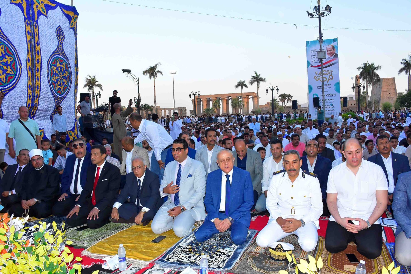 المحافظ ونائبه خلال تأدية صلاة العيد بالأقصر