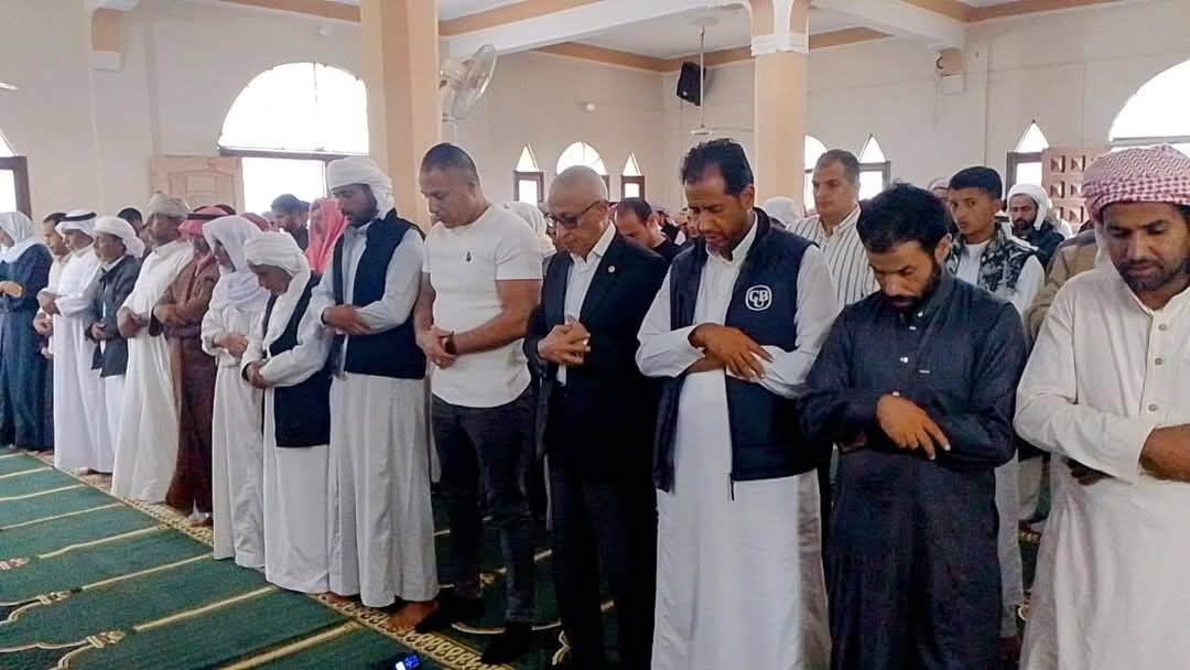 محافظ شمال سيناء يؤدي صلاة عيد الأضحى في الشيخ زويد (5)