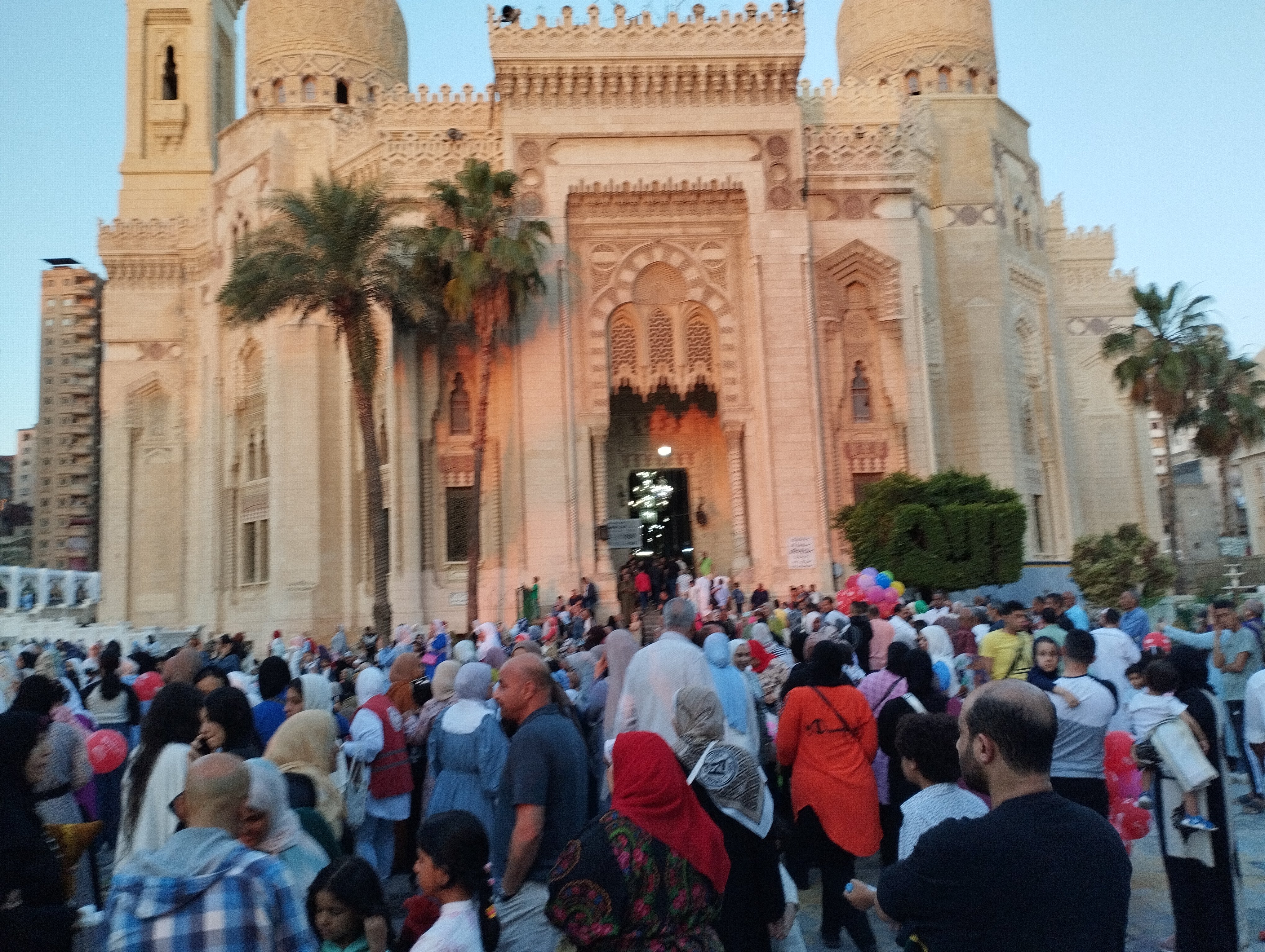 توافد علي صلاة عيد الأضحى بمسجد المرسي ابو العباس توافد علي صلاة عيد الأضحى بمسجد المرسي ابو العباس
