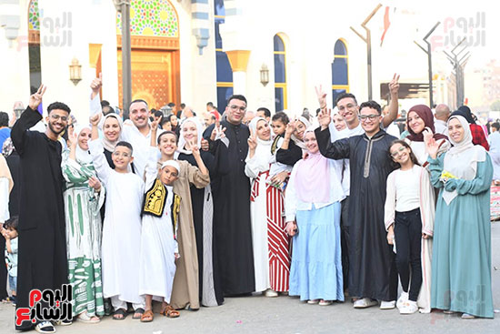 العائلات فى صلاة العيد