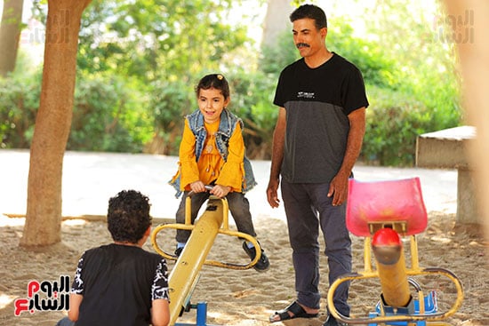 أب يتابع أولادة وهم يلعبون