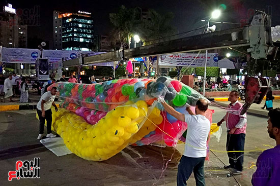 تجهيز بالونات العيد بساحة المسجد (3)