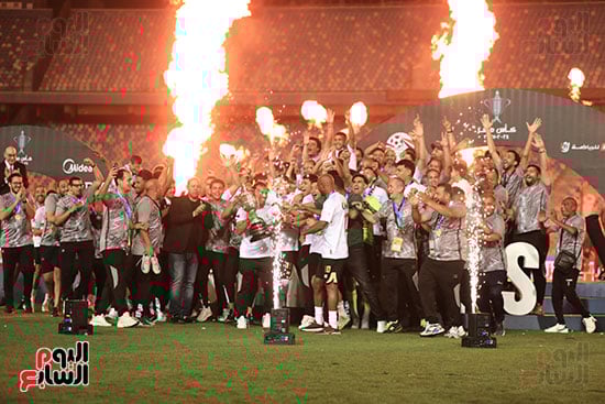 الألعاب النارية تضيء سماء استاد القاهرة بعد فوز الزمالك بالكأس (1)