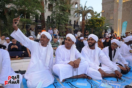 التقاط الصور من صلاة العيد من مسجد الحسين