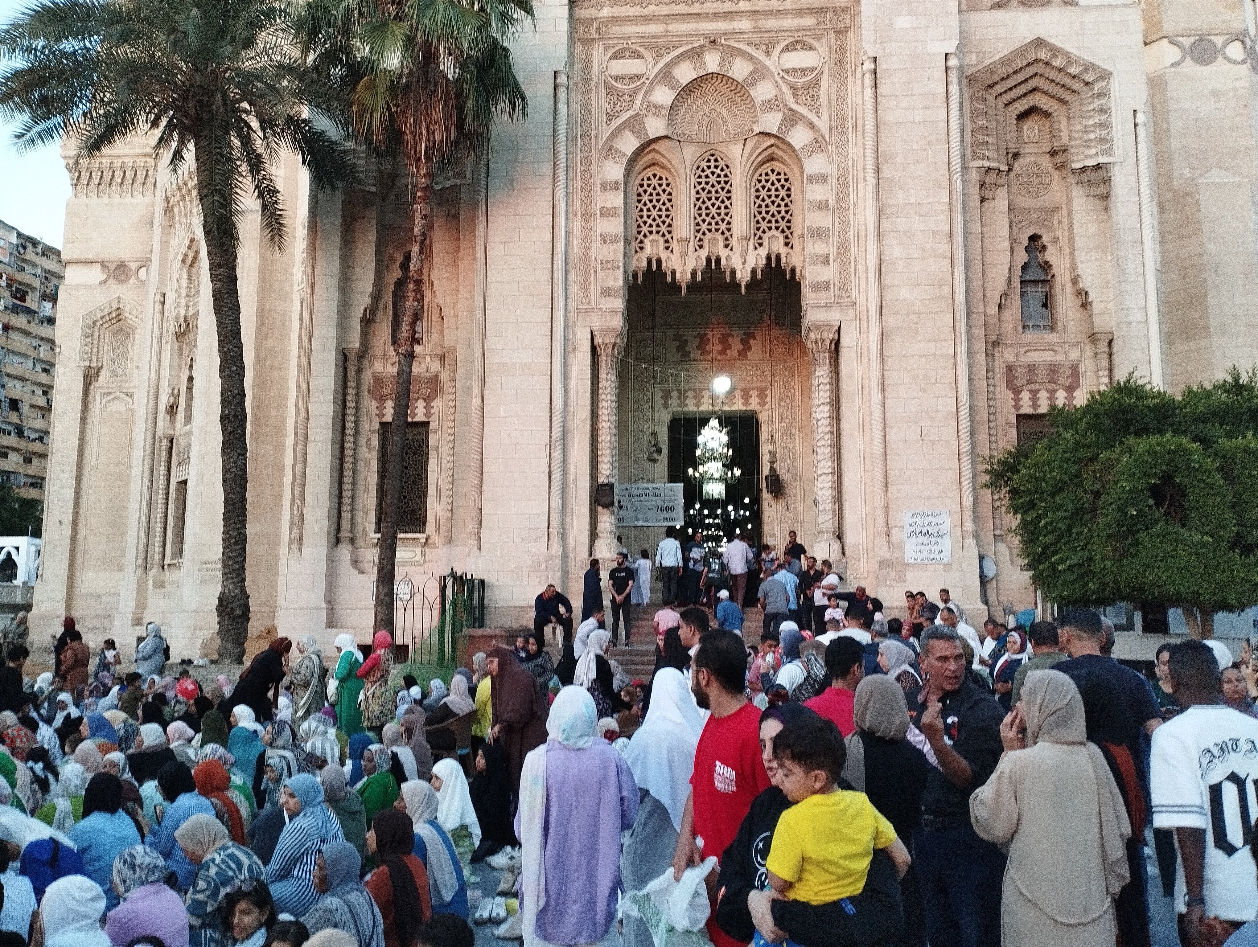توافد المواطنين لصلاة عيد الاضحي بمسجد المرسي ابو العباس توافد المواطنين لصلاة عيد الاضحي بمسجد المرسي ابو العباس