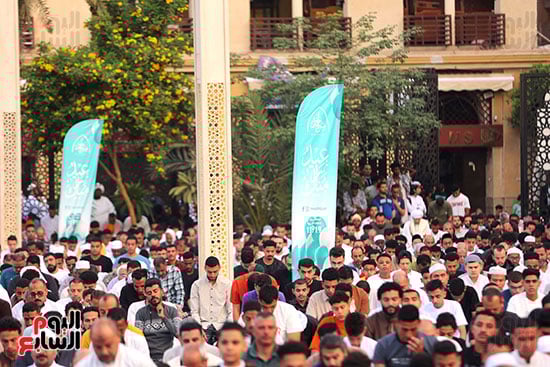 إقبال على صلاة العيد من مسجد الحسين