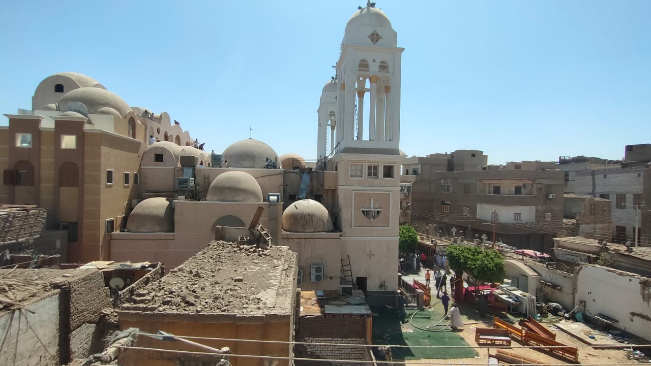 ننشر أول صور للسيطرة على حريق في مكيفات مطبخ كنيسة العذراء مريم بإسنا ننشر أول صور للسيطرة على حريق في مكيفات مطبخ كنيسة العذراء مريم بإسنا