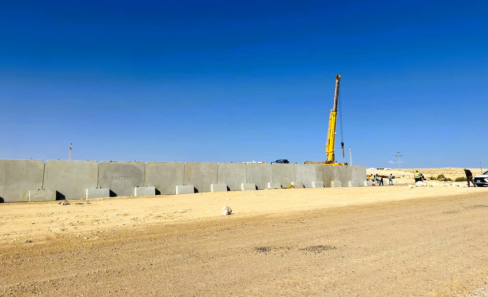 تنفيذ الاسوار والطرق المحيطة براس الحمة الجديدة تنفيذ الاسوار والطرق المحيطة براس الحمة الجديدة