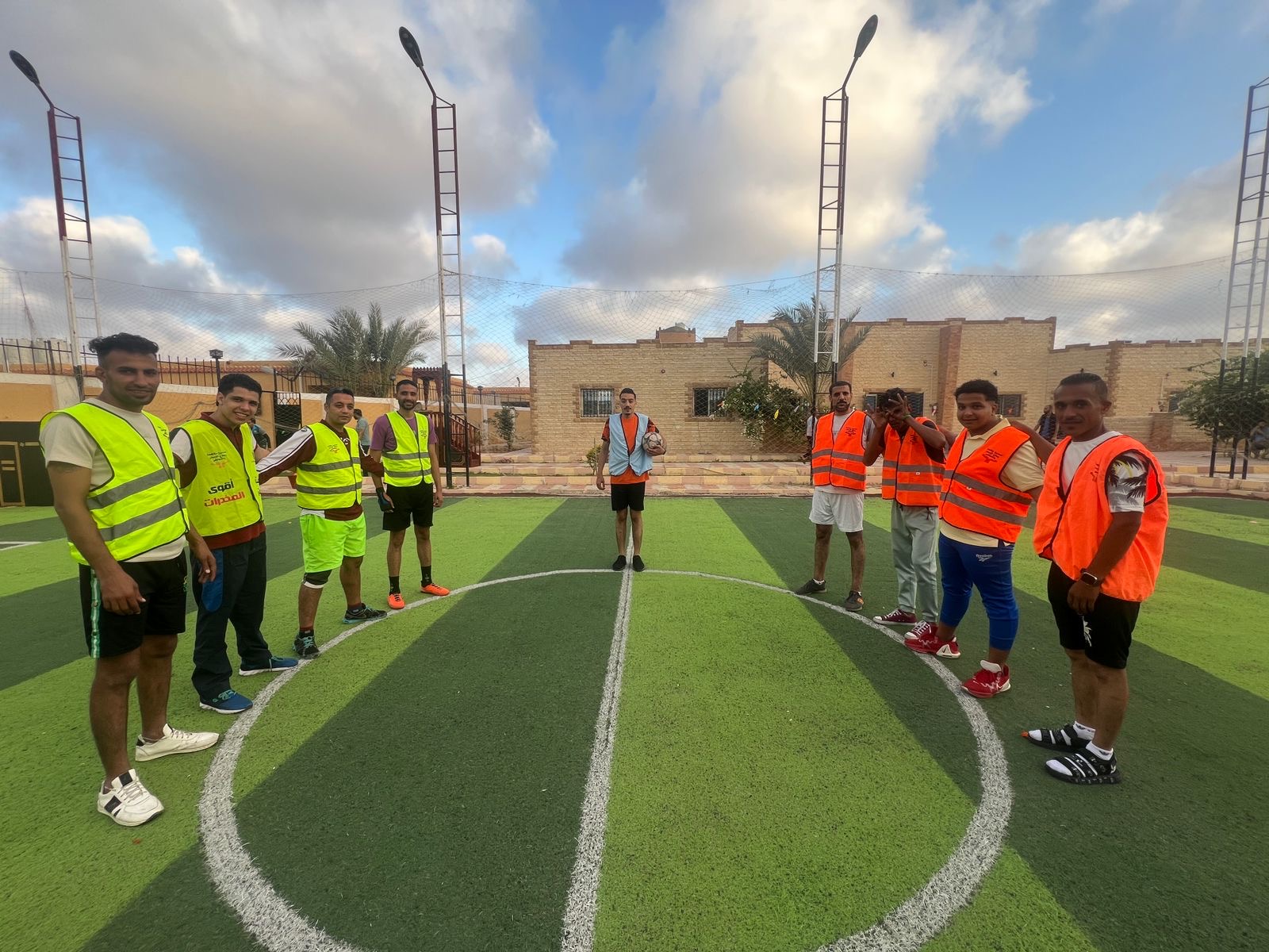 تنفيذ الانشطة الترفيهية فى إطار الحرص على خلق جو أسرى للمتعافين ممن تم حجزهم بمراكز العزيمة