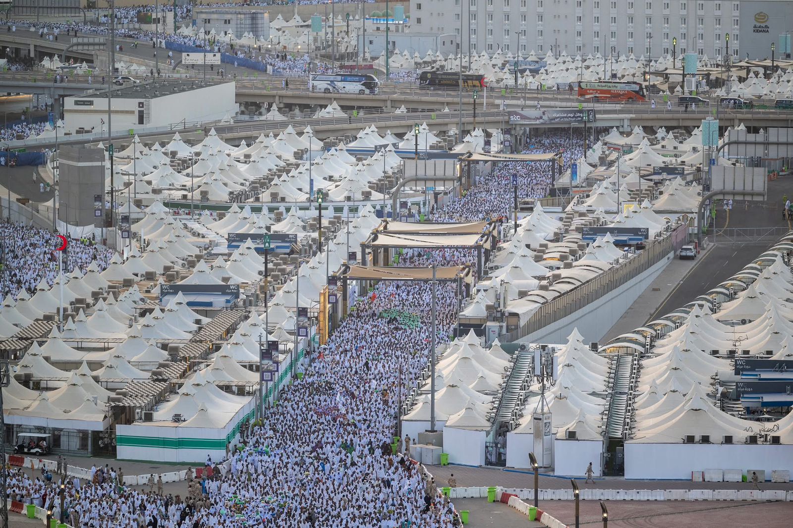الحجاج يواصلون رمي الجمرات الحجاج يواصلون رمي الجمرات