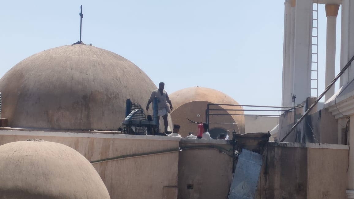 جانب من السيطرة على الحريق أعلى الكنيسة بإسنا جانب من السيطرة على الحريق أعلى الكنيسة بإسنا