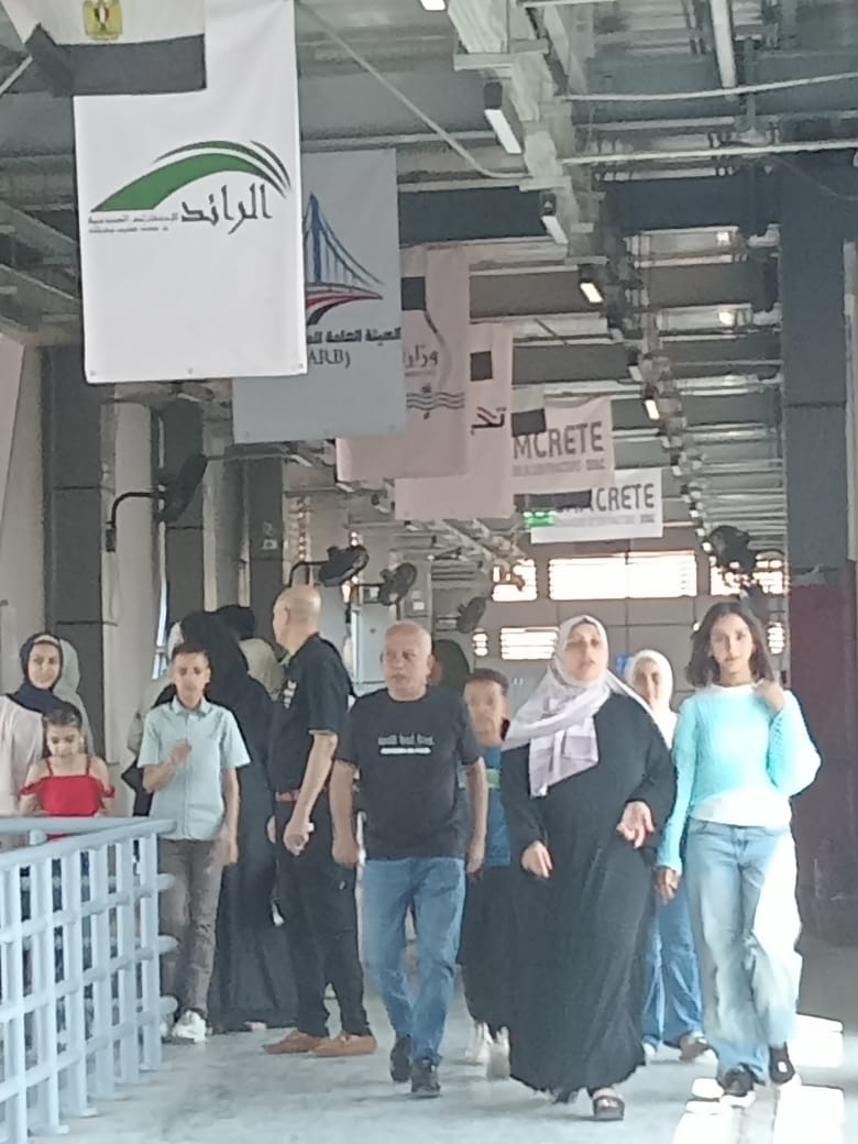 الركاب داخل محطات الاتوبيس الترددي (1)