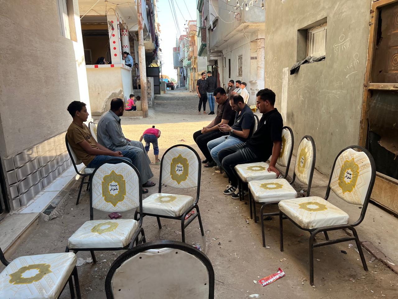 الاهل والجيران في انتظار وصول الجثمان الاهل والجيران في انتظار وصول الجثمان