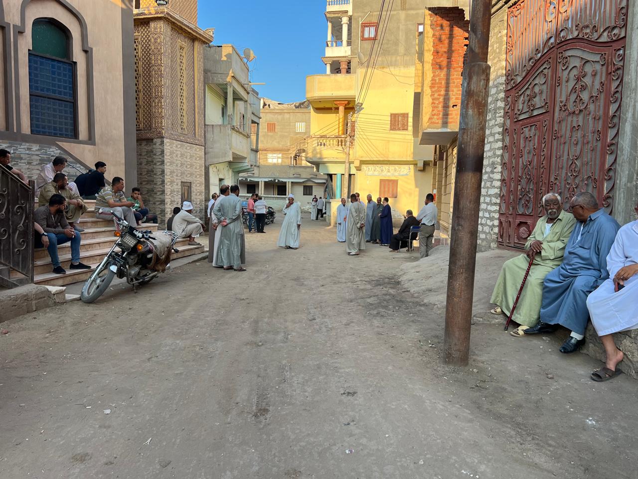 اهل القرية ينتظرون الجثمان امام المسجد