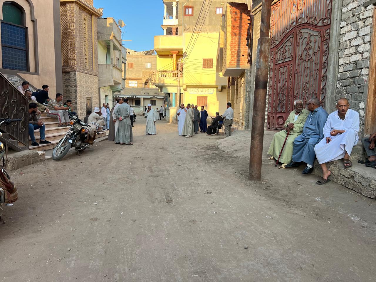 تجمع أهل القرية