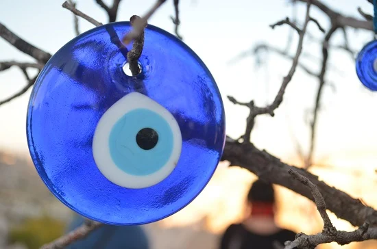 الخرزة الزرقاء