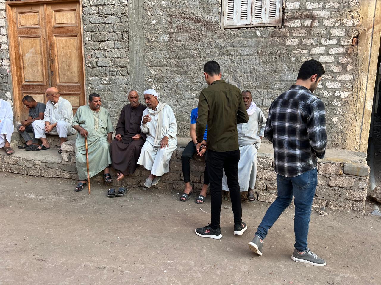 حزن اهل القرية في الشوارع انتظارا لوصول الجثمان حزن اهل القرية في الشوارع انتظارا لوصول الجثمان
