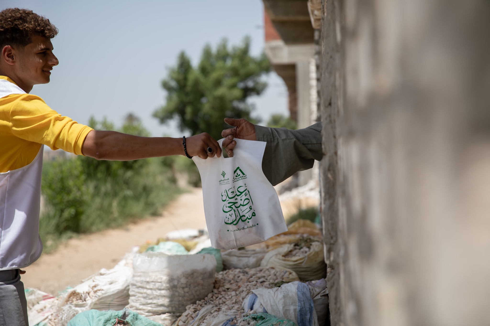 مؤسسة أبو هشيمة عضو التحالف الوطني توزع لحوم الأضاحي بمحافظة بني سويف (4)