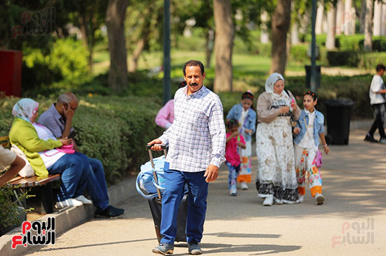 الأب يستمتع مع أولادة الأب يستمتع مع أولادة