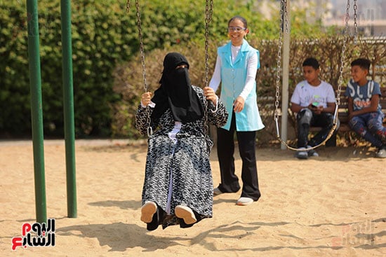 الكبار والصغار يستمتعون بالعيد الكبار والصغار يستمتعون بالعيد
