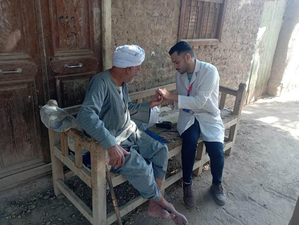 فحص المواطنين فى حملات الرعاية الصحية بالعيد فحص المواطنين فى حملات الرعاية الصحية بالعيد