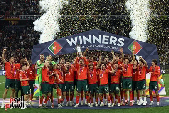 رونالدو يرفع كأس البطولة