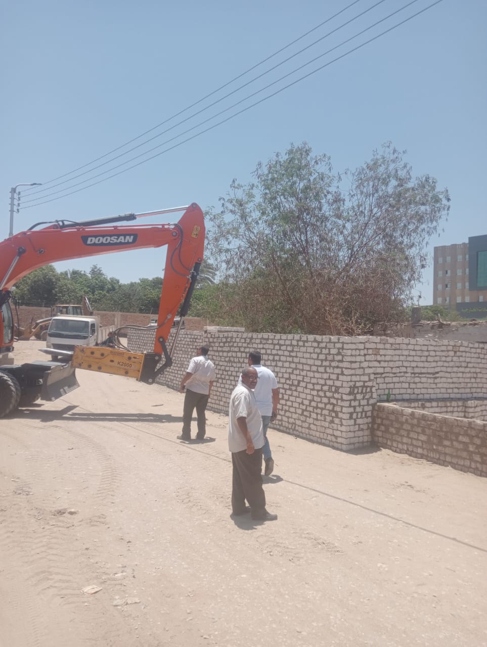مدينة إسنا تزيل 5 حالات تعدى خلال أجازة العيد مدينة إسنا تزيل 5 حالات تعدى خلال أجازة العيد