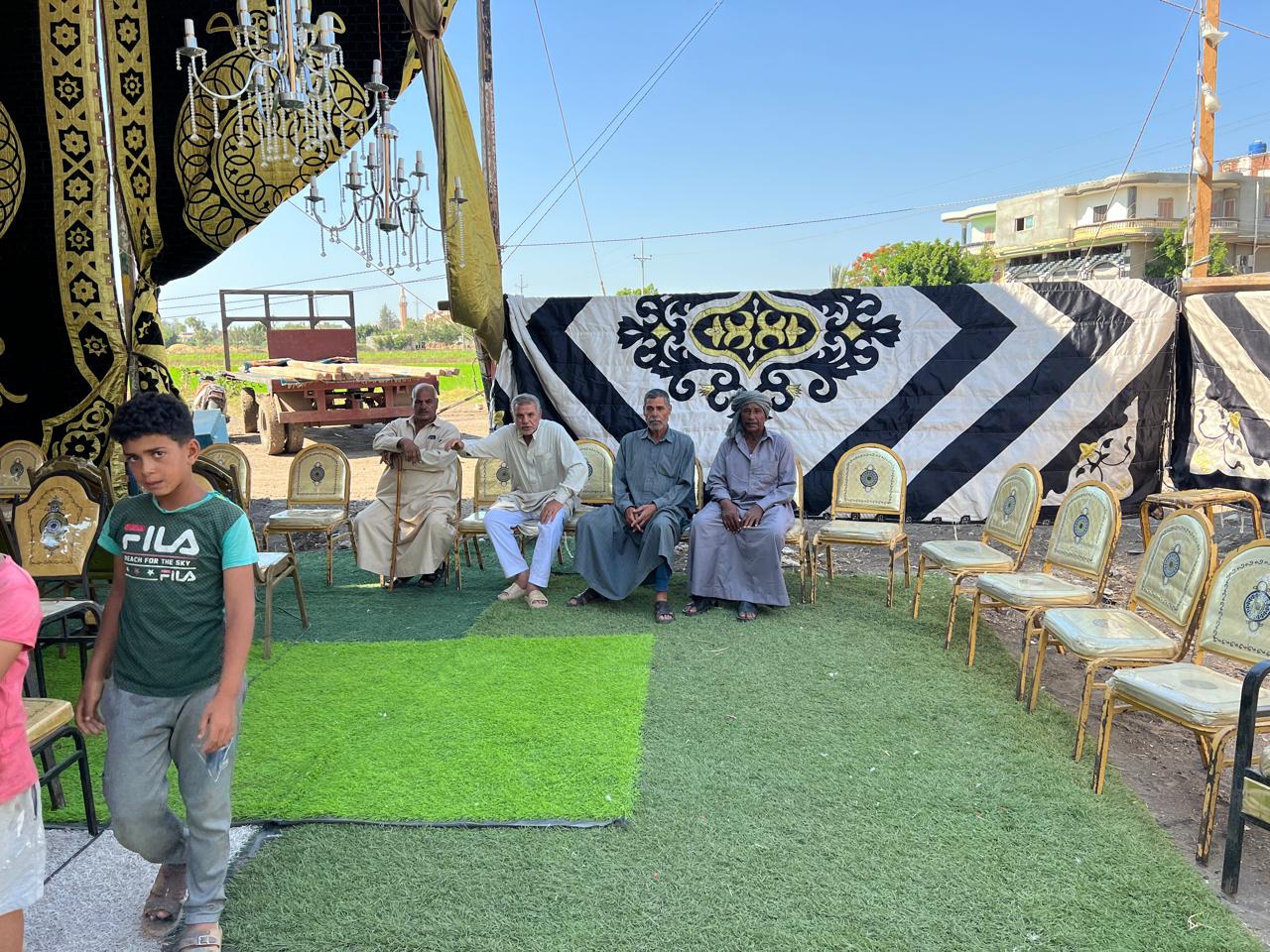 جانب من السرادق جانب من السرادق