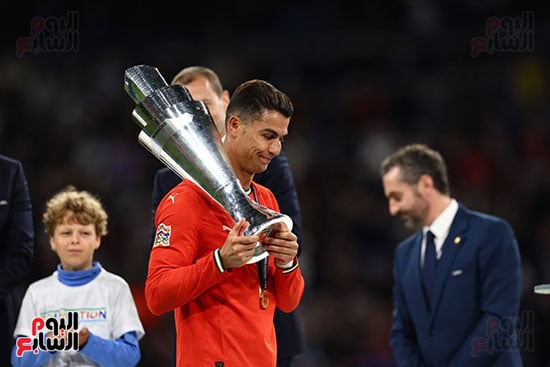 رونالدو يحمل الكأس رونالدو يحمل الكأس