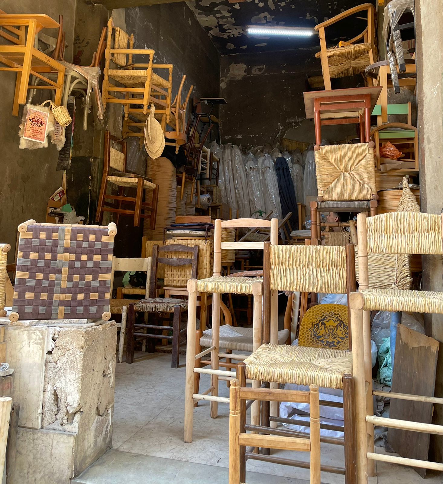 صناعة الكراسي من قش البردي