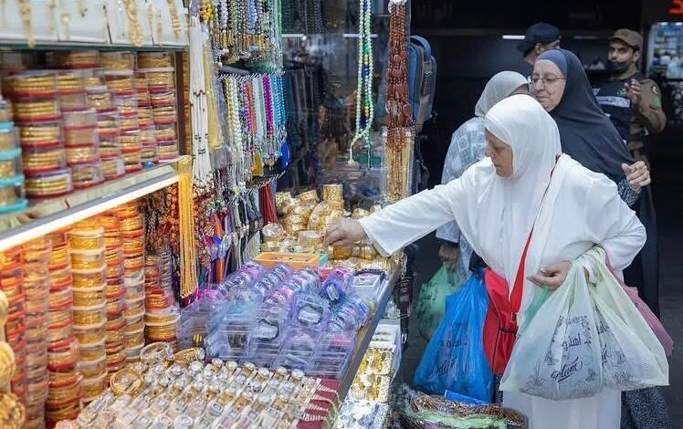 الحجاج يشترون الهدايا لذويهم (1)