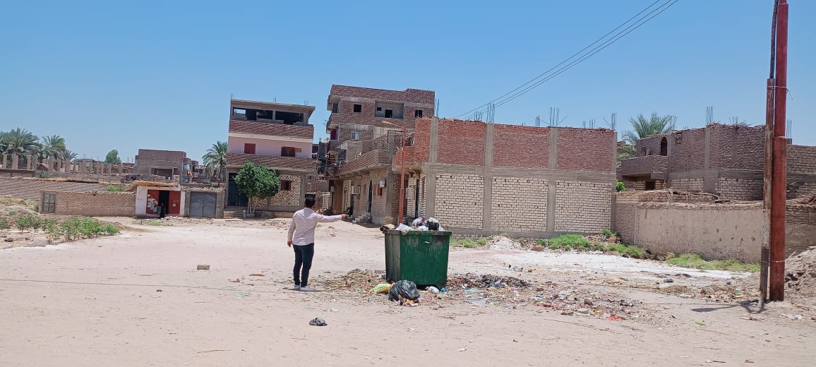 رئيس مدينة البياضية يتابع رفع المخلفات بالقرى