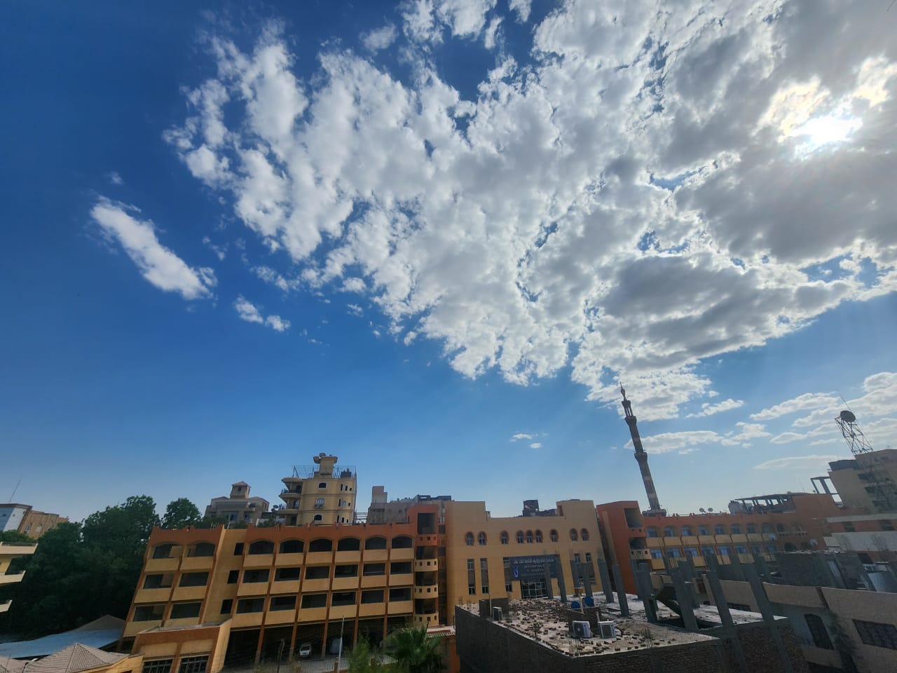 تجمعات كثيفة للغيوم تبدء في الإنتشار بسماء مدينة الأقصر