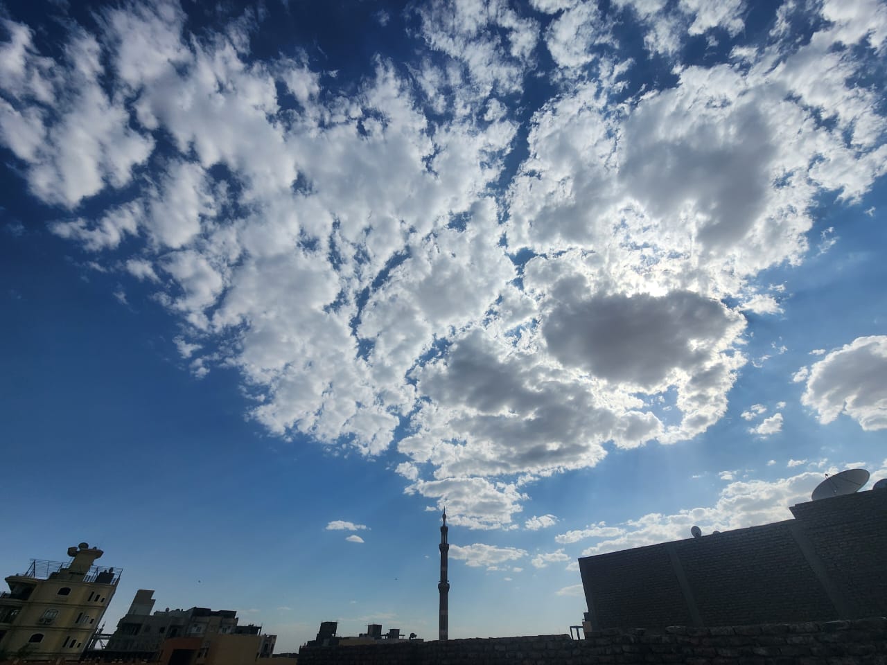 جانب من الغيوم فى سماء مدينة الأقصر عصراً