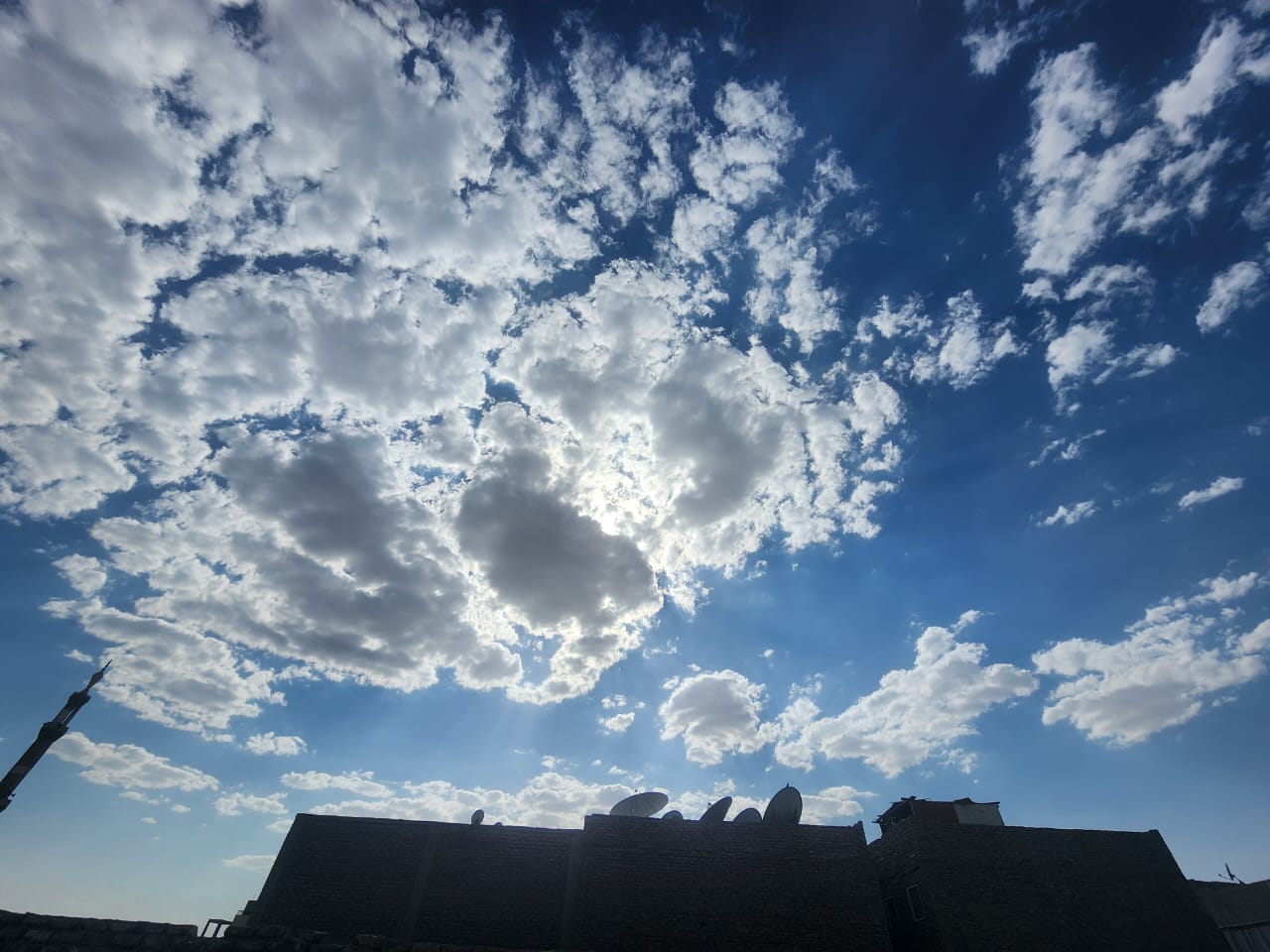 الغيوم تبدء في الإنتشار بسماء مدينة الأقصر وتحذيرات من الطقس