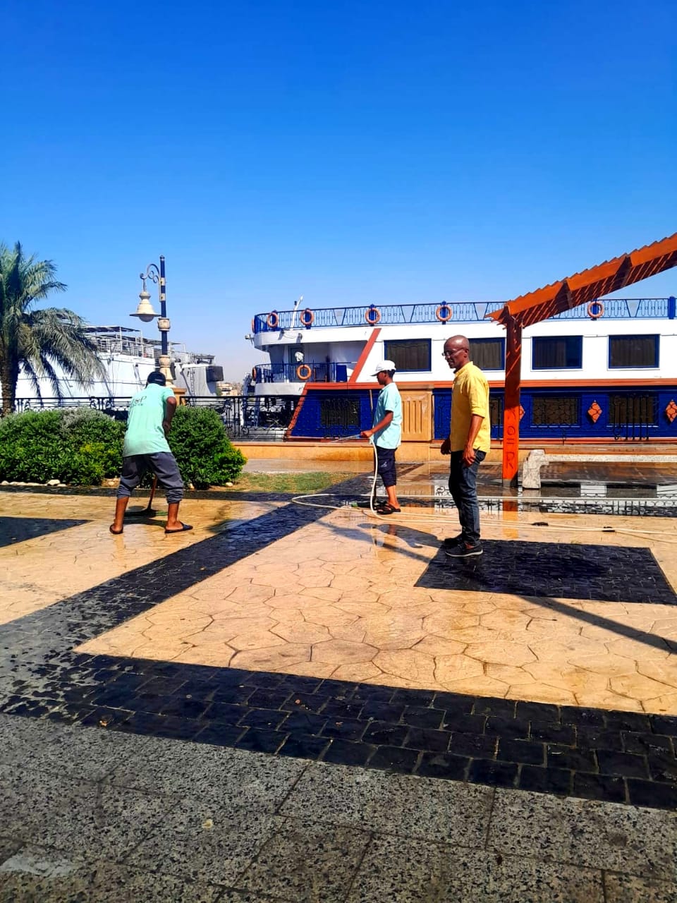 مدينة الأقصر تنفذ حملات نظافة مكثفة بمنطقة الممشى السياحي