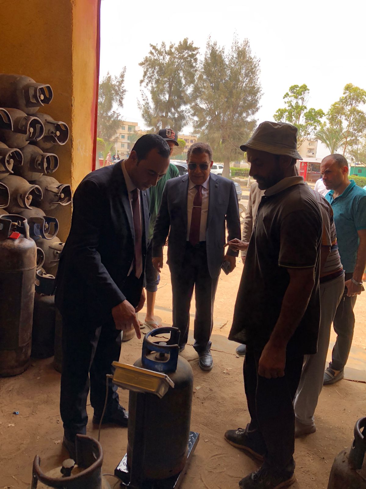 جانب من جولة المحافظ على مستودع أنابيب (3)