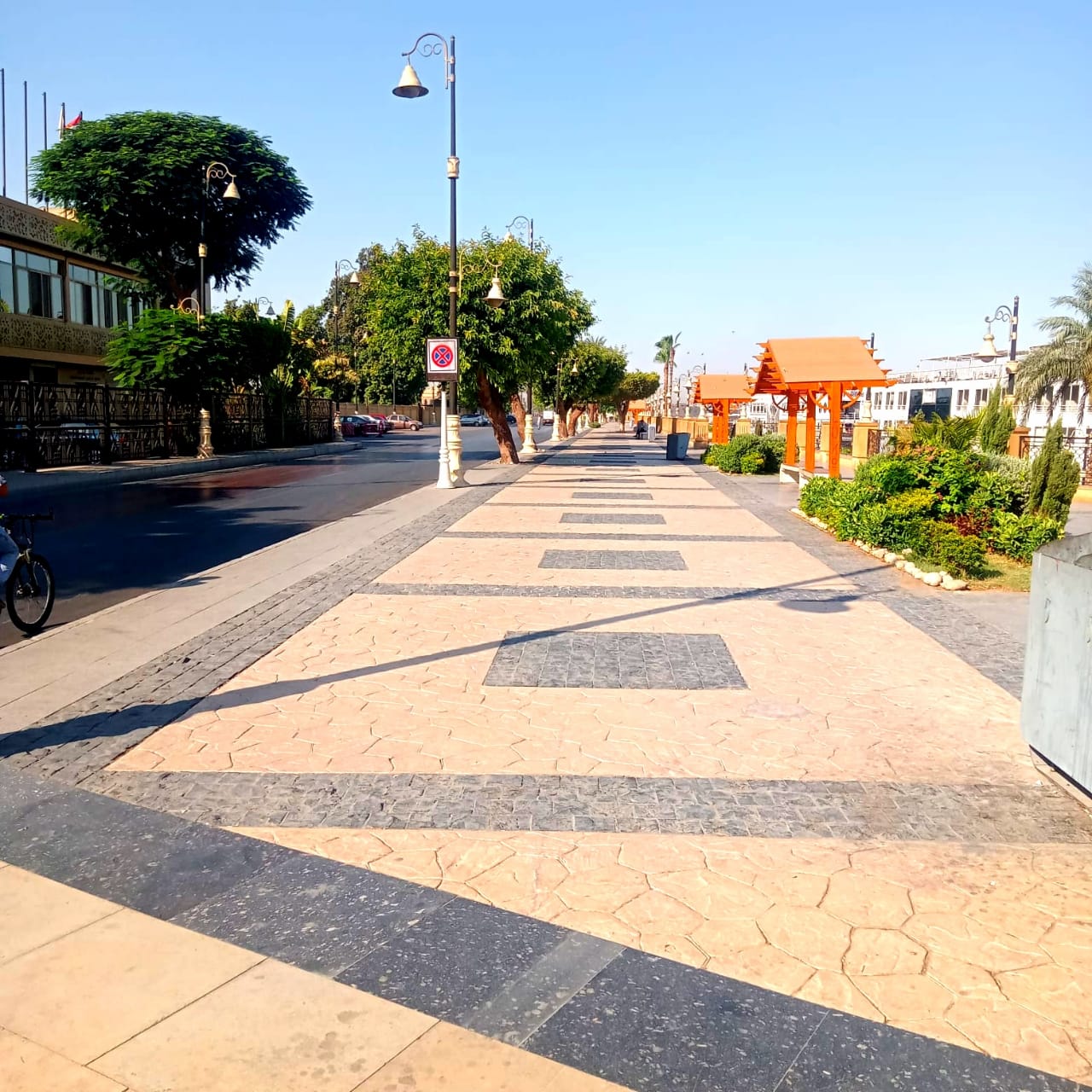 نظافة مكثفة بمنطقة الممشى السياحي وكورنيش النيل