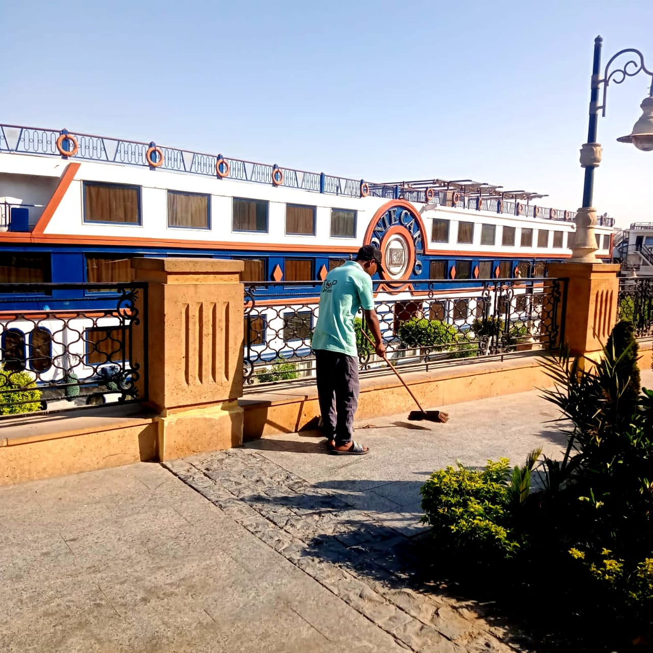 حملات نظافة مكثفة بمنطقة الممشى السياحي وكورنيش النيل