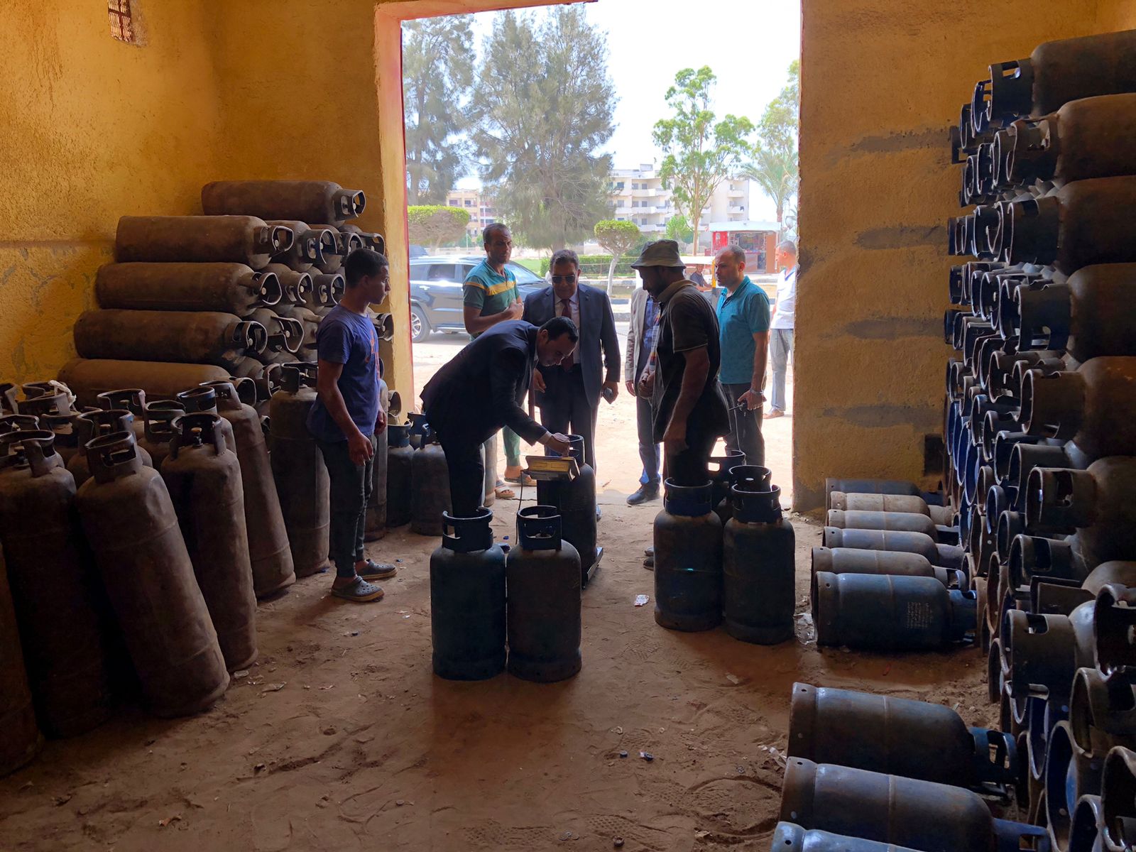 جانب من جولة المحافظ على مستودع أنابيب (2)