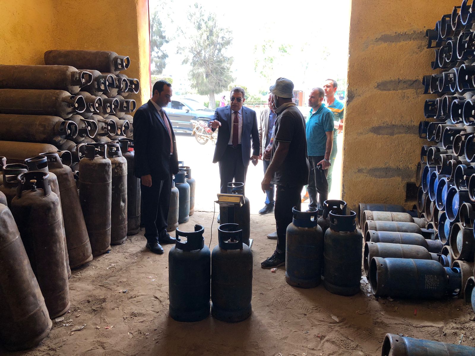 جانب من جولة المحافظ على مستودع أنابيب (1)