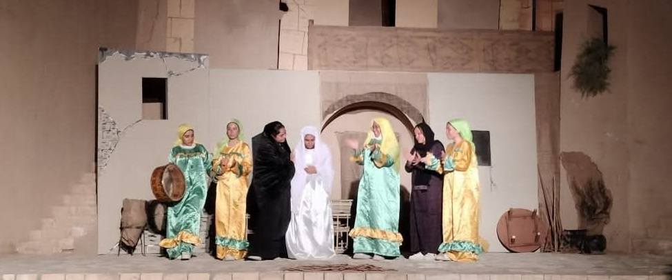 فعاليات عرض الطوق والأسورة بمسرح قصر ثقافة حسن فتحى