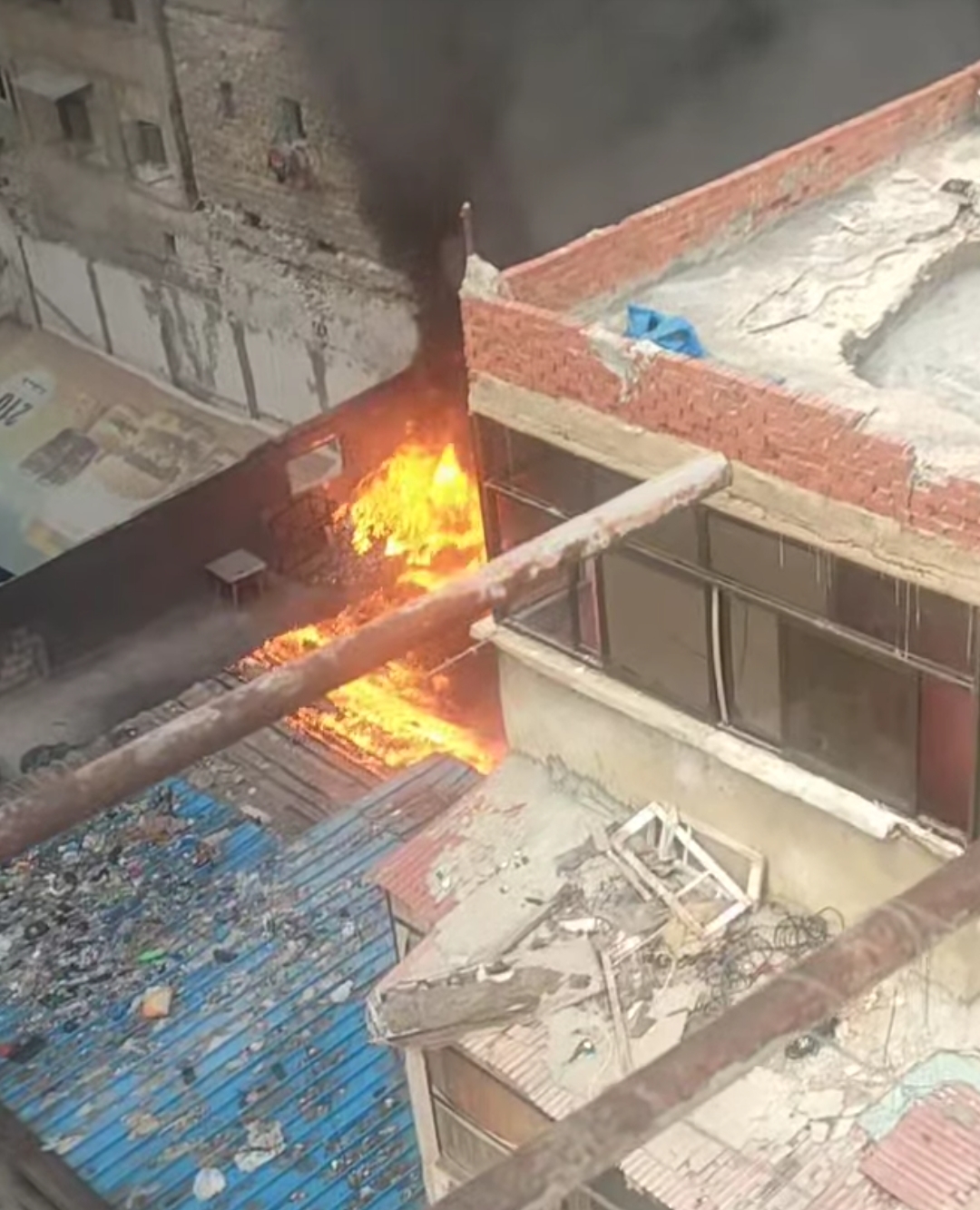 صورة للحريق وتمت السيطرة من قبل الحماية المدنية بالإسكندرية