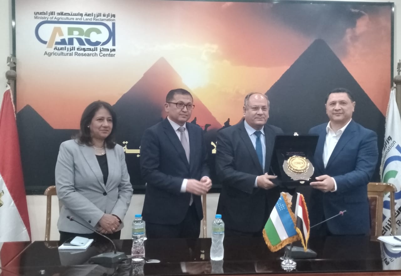 وفد أوزبكي رفيع المستوى يزور مركز البحوث الزراعية
