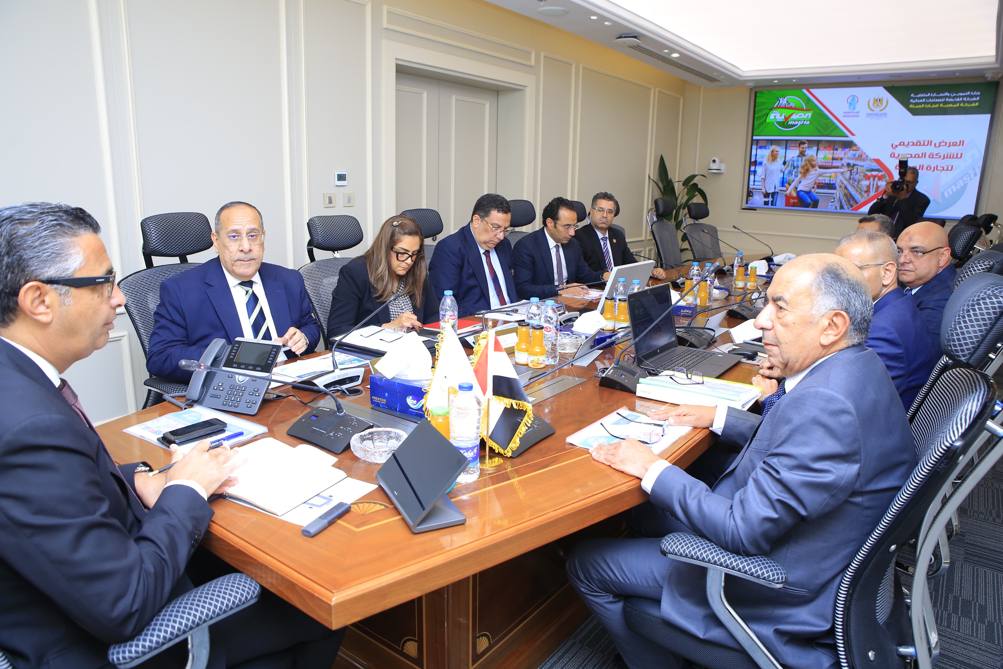 اجتماع وزير التموين مع قيادات الشركة المصرية لتجارة الجملة