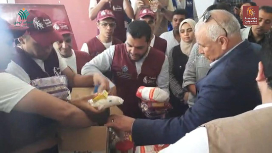 مؤسسة أبو العينين تشارك في قافلة “إيد واحدة” (2)